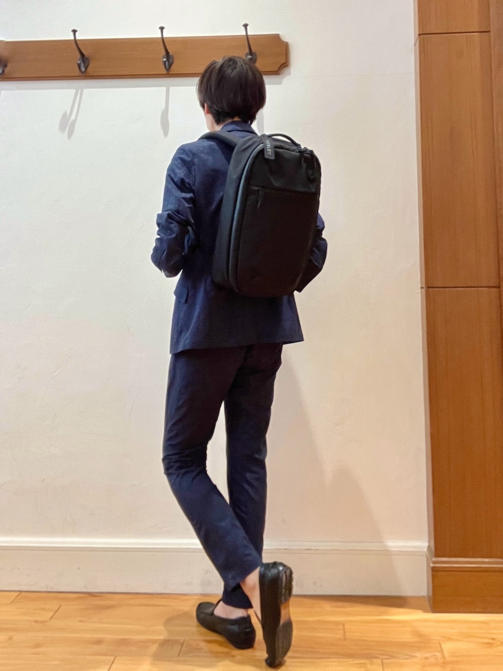 ブルー系のテーラードジャケット、ブルー系のTシャツ/カットソー、ブルー系のその他パンツを着用したメンズの春コーディネートの5枚目の写真