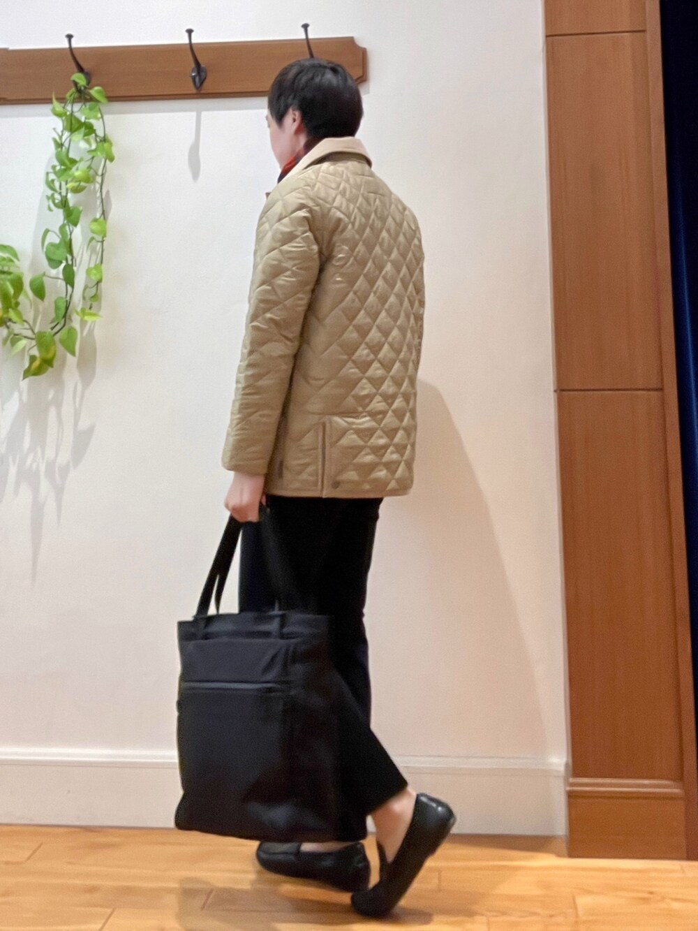 ブラック系のトートバッグ、ブラック系のその他パンツ、ホワイト系のTシャツ/カットソーを着用したメンズの秋コーディネートの4枚目の写真