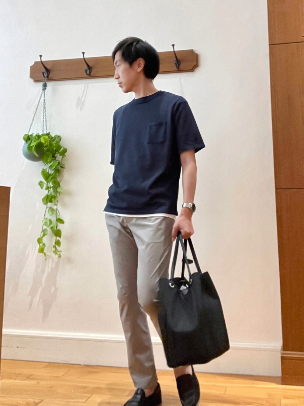 ベージュ系のその他パンツ、ブラック系のトートバッグ、グレー系のニット/セーターを着用したメンズの春コーディネートの2枚目の写真