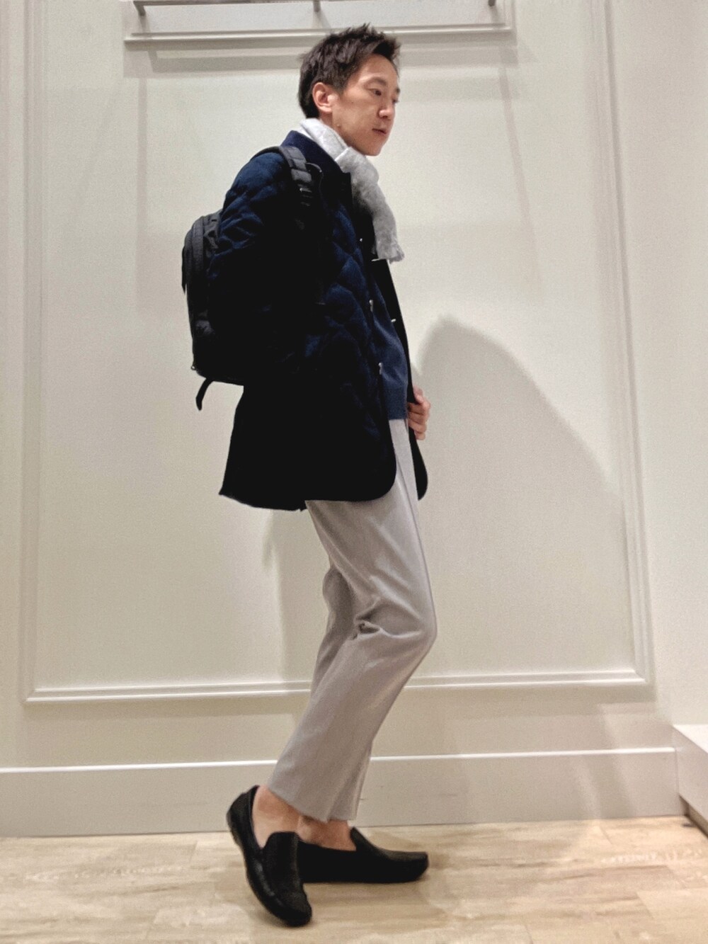 グレー系のその他パンツ、ブルー系のダウンジャケット/コート、ブラック系のバックパック/リュックを着用したメンズの冬コーディネートの5枚目の写真