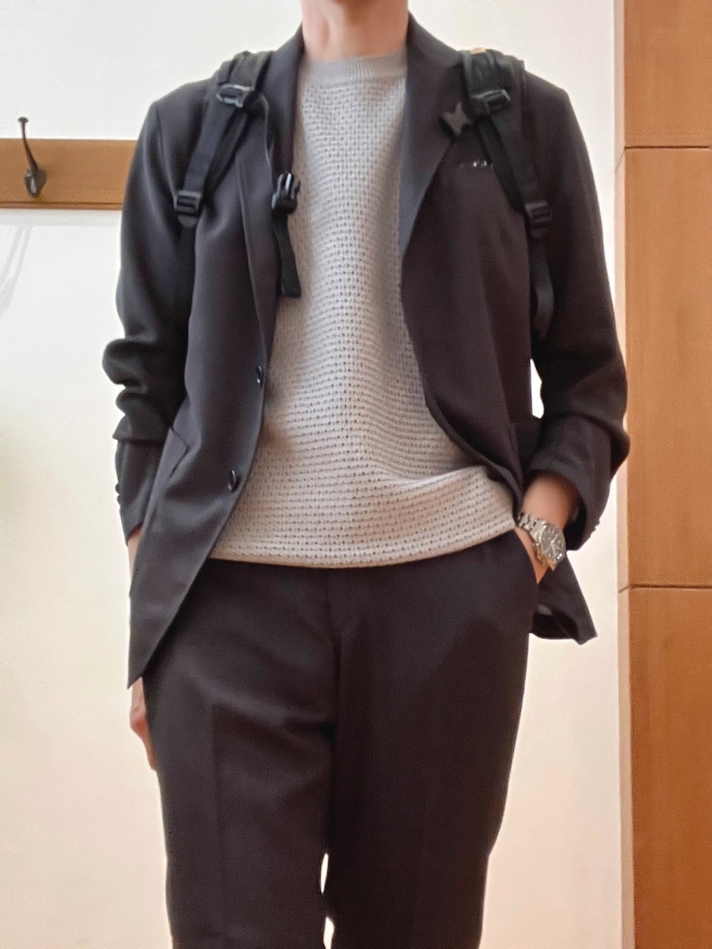 グレー系のその他パンツ、グレー系のテーラードジャケット、グレー系のニット/セーターを着用したメンズの春コーディネートの8枚目の写真