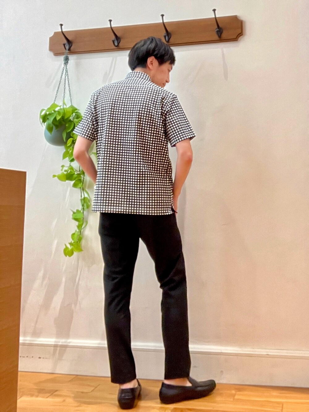 ブラック系のその他パンツ、ブラック系のポロシャツを着用したメンズの夏コーディネートの4枚目の写真