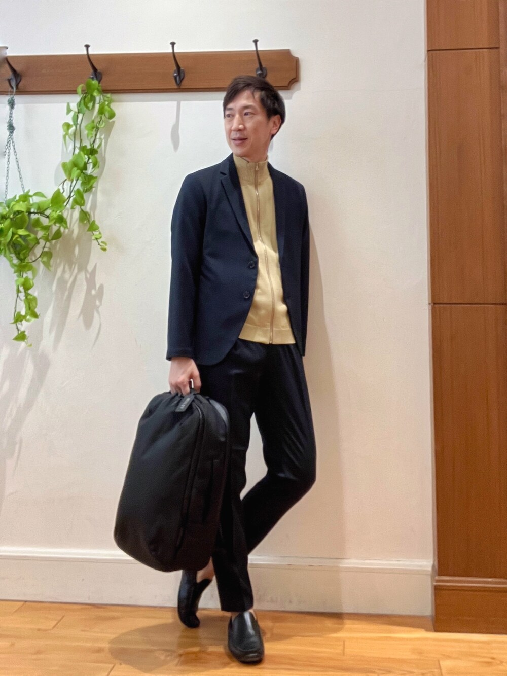 ブルー系のテーラードジャケット、ブルー系のその他パンツ、ベージュ系のカーディガン/ボレロを着用したメンズの冬コーディネートの6枚目の写真