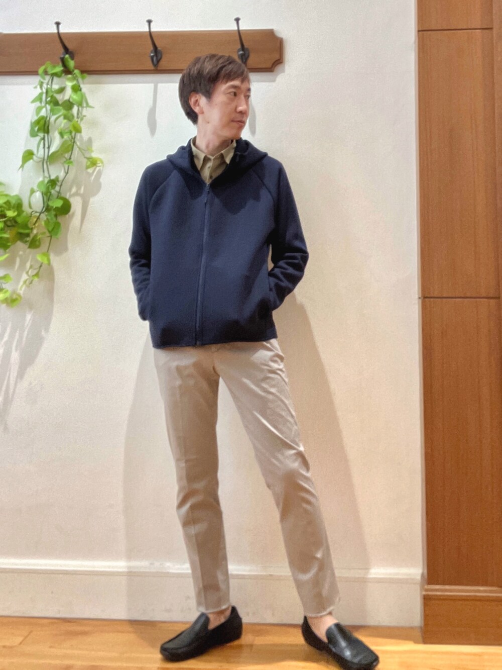 ベージュ系のシャツ/ブラウス、ブルー系のパーカー、グレー系のチノパンツを着用したメンズの秋コーディネートの3枚目の写真