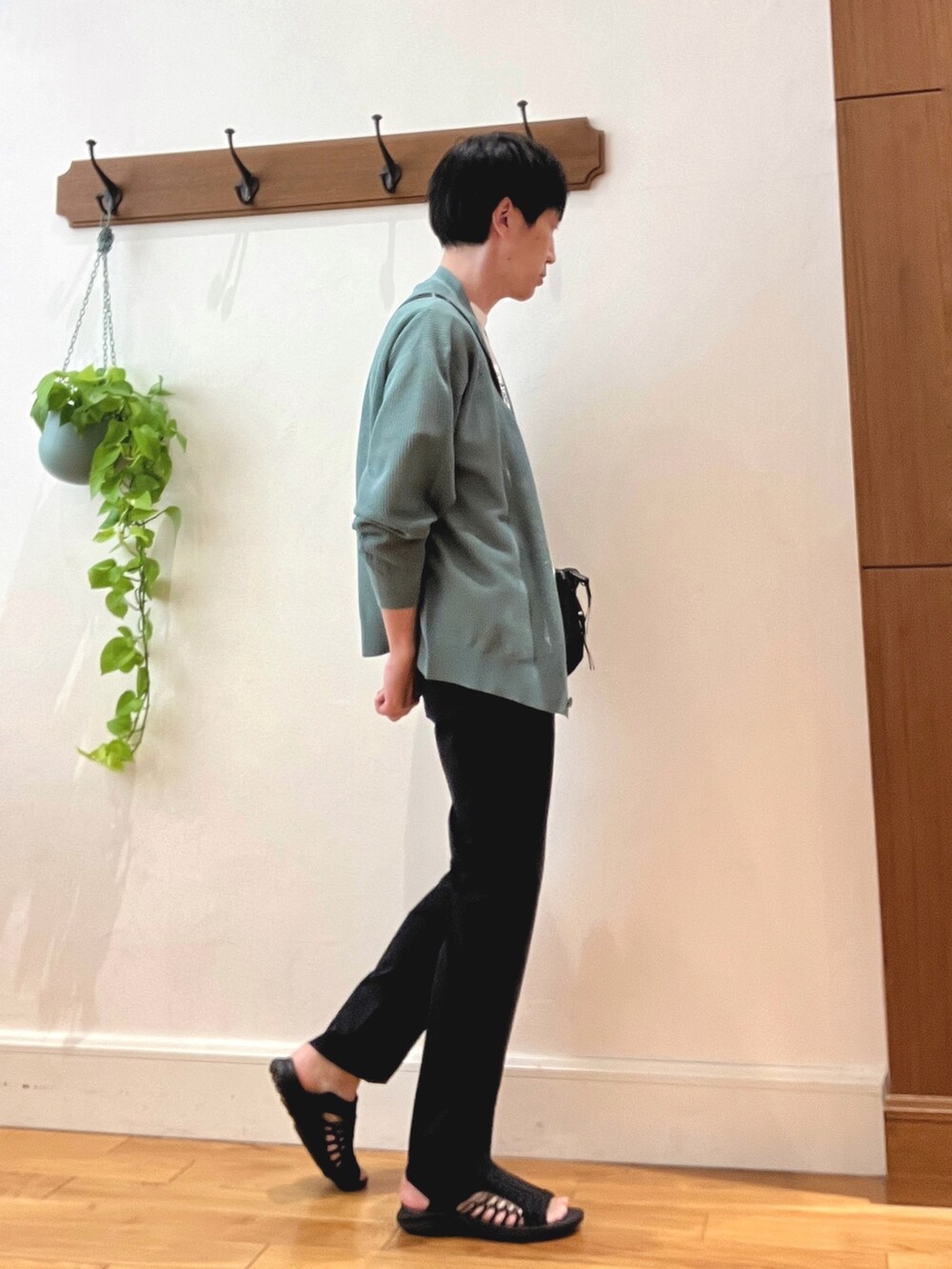 グリーン系のカーディガン/ボレロ、ブルー系のその他パンツ、ホワイト系のTシャツ/カットソーを着用したメンズの春コーディネートの6枚目の写真