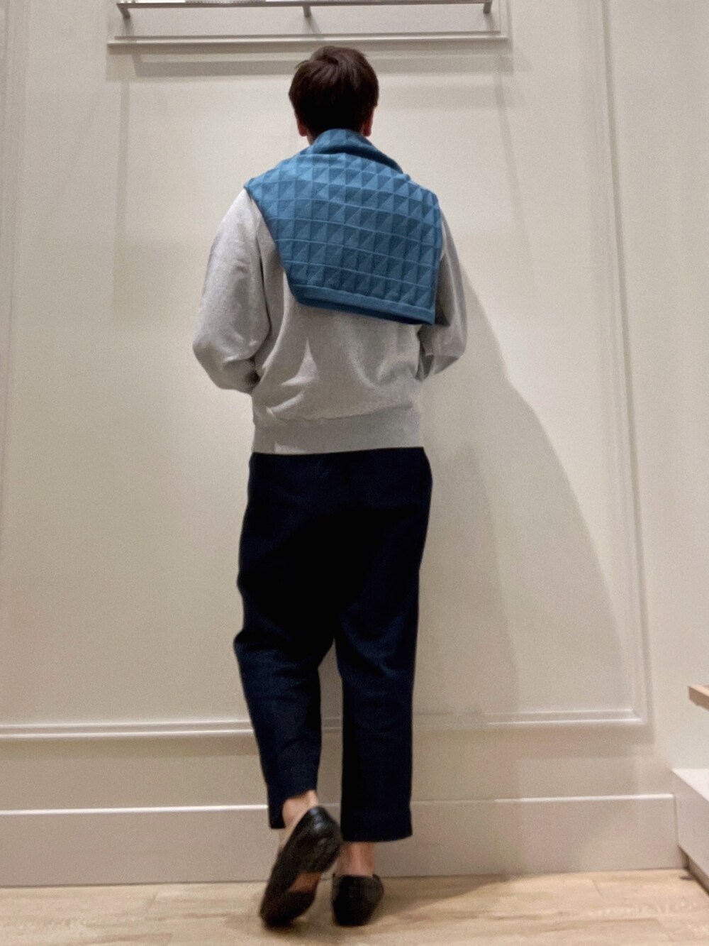 ブルー系のニット/セーター、グレー系のスウェットを着用したメンズの冬コーディネートの3枚目の写真