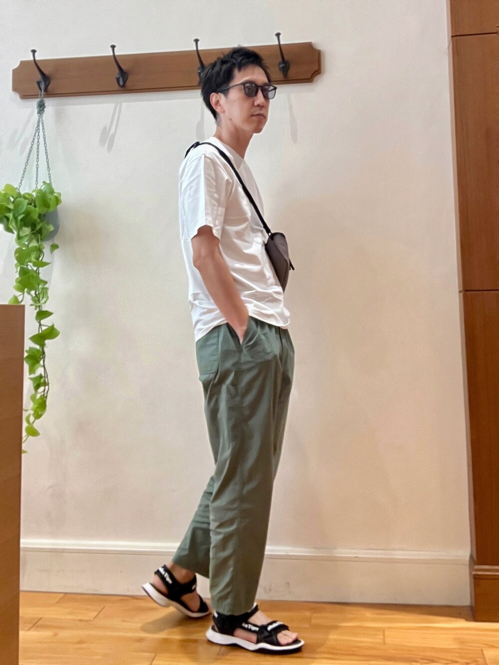 パープル系のショルダーバッグ、ホワイト系のTシャツ/カットソー、ブラック系のサングラスを着用したメンズの夏コーディネートの7枚目の写真