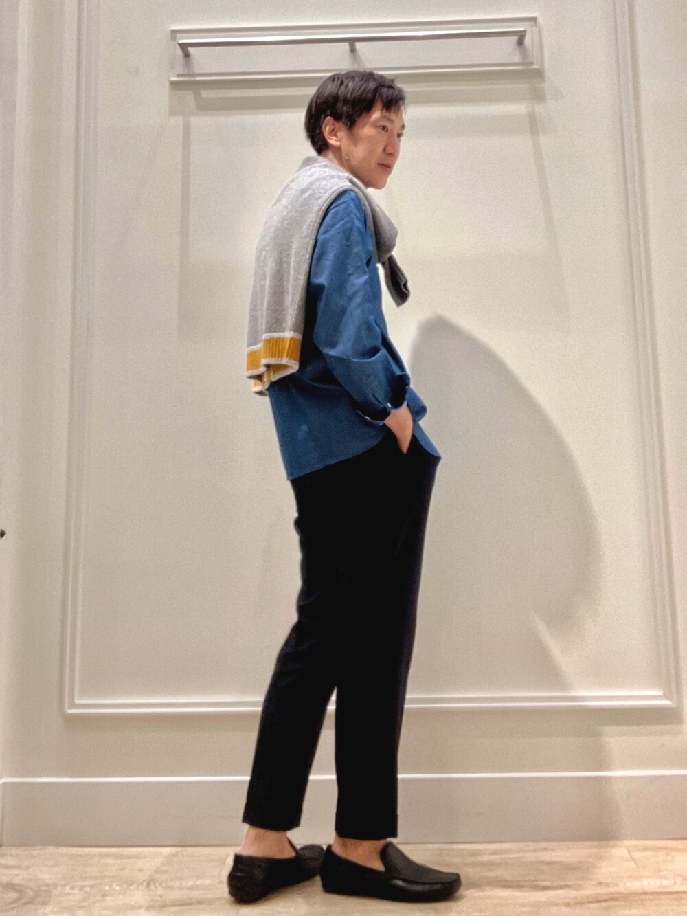 グレー系のカーディガン/ボレロ、ブルー系のシャツ/ブラウスを着用したメンズの秋コーディネートの5枚目の写真