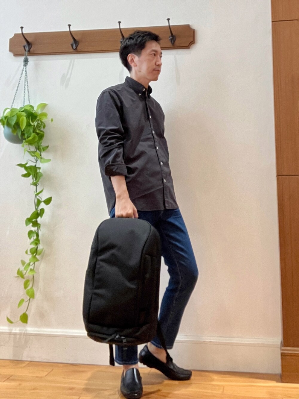 ブラック系のバックパック/リュック、ブラック系のシャツ/ブラウス、ホワイト系のTシャツ/カットソーを着用したメンズの秋コーディネートの6枚目の写真