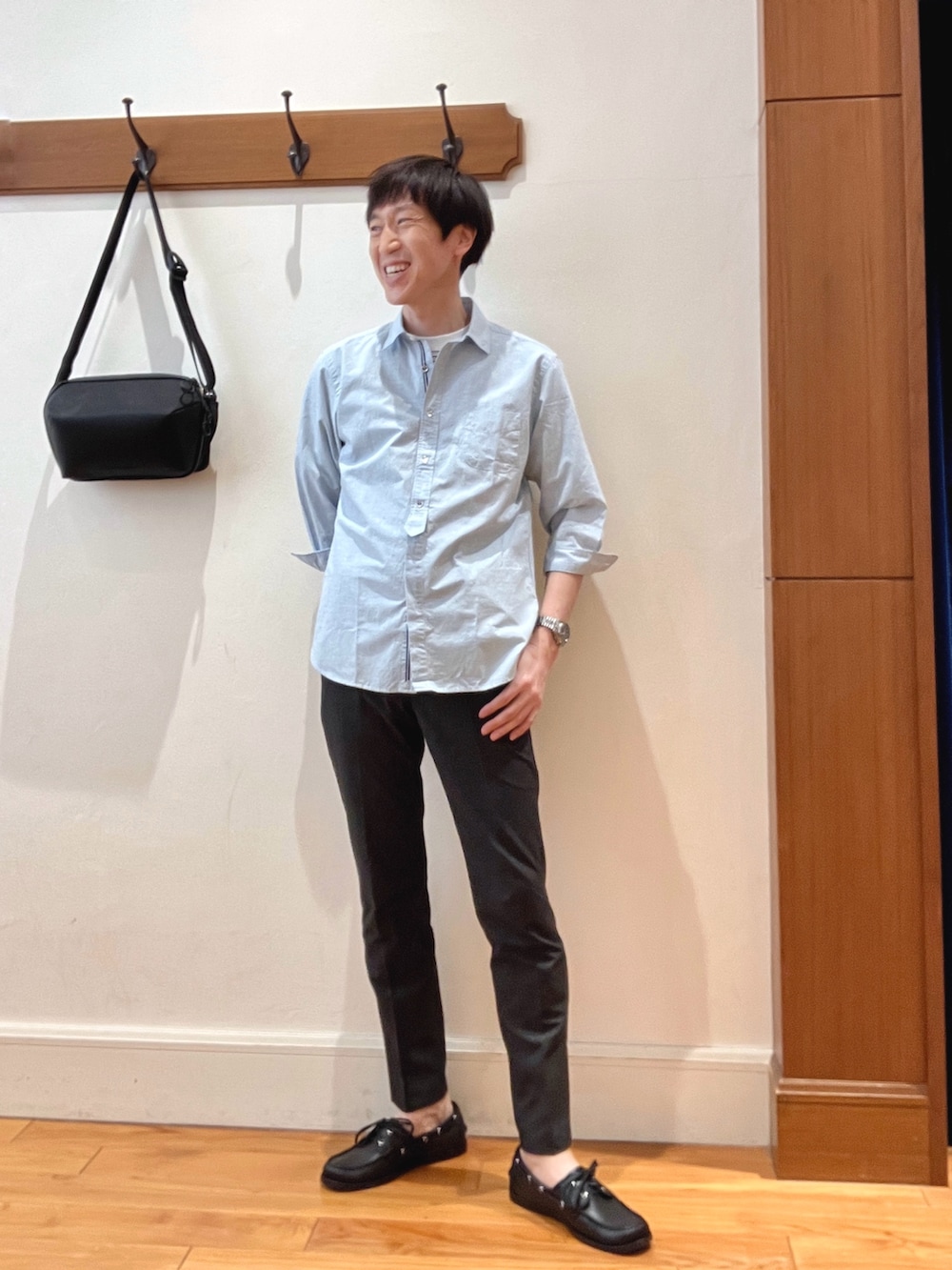 ブルー系のシャツ/ブラウス、ホワイト系のTシャツ/カットソー、グレー系のその他パンツを着用したメンズの春コーディネートの7枚目の写真