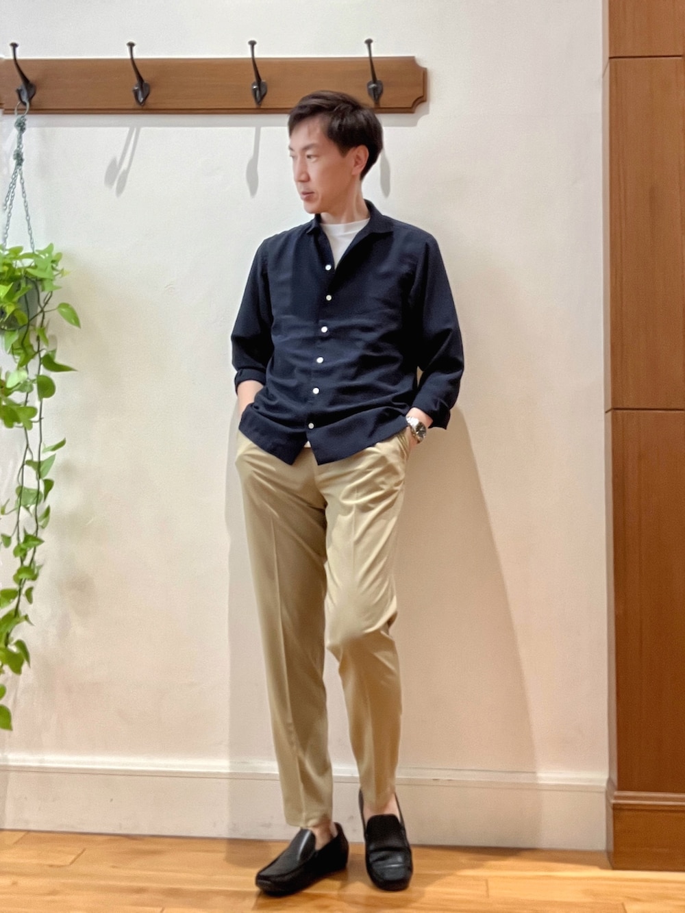 ブルー系のシャツ/ブラウス、ホワイト系のTシャツ/カットソー、パープル系のショルダーバッグを着用したメンズの春コーディネートの7枚目の写真