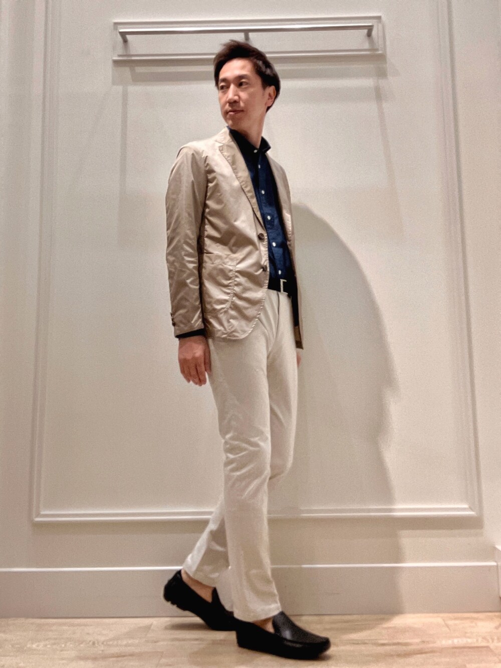 グレー系のチノパンツ、ブルー系のシャツ/ブラウス、ベージュ系のテーラードジャケットを着用したメンズの冬コーディネートの5枚目の写真