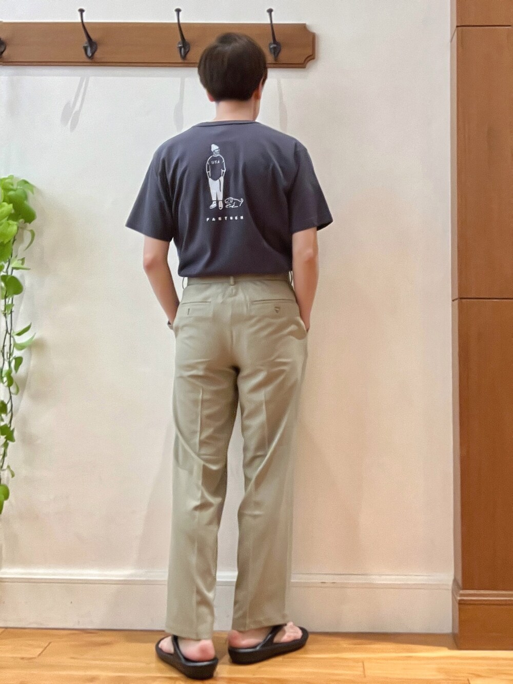 グレー系のTシャツ/カットソー、ベージュ系のその他パンツ、ブラック系のサンダルを着用したメンズの春コーディネートの8枚目の写真