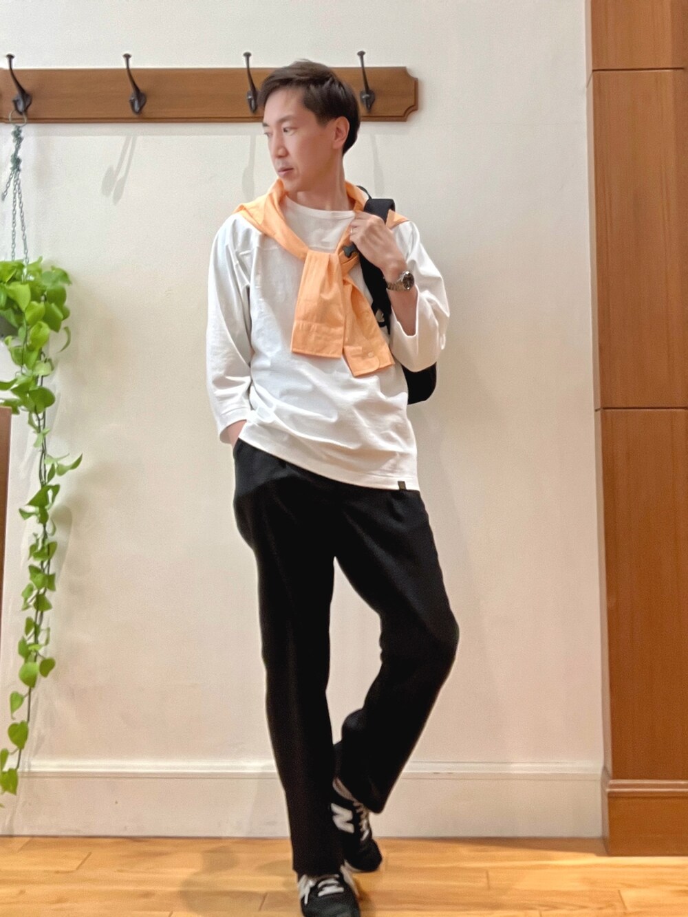 オレンジ系のシャツ/ブラウス、ブラック系のその他パンツ、グレー系のバックパック/リュックを着用したメンズの春コーディネートの2枚目の写真