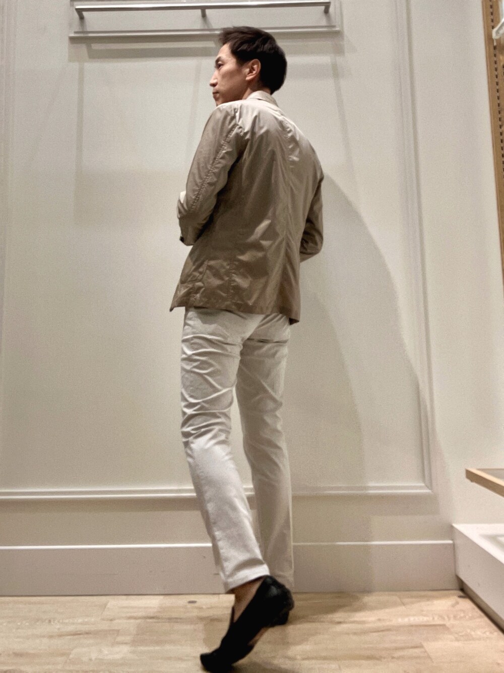 グレー系のチノパンツ、ブルー系のシャツ/ブラウス、ベージュ系のテーラードジャケットを着用したメンズの冬コーディネートの3枚目の写真