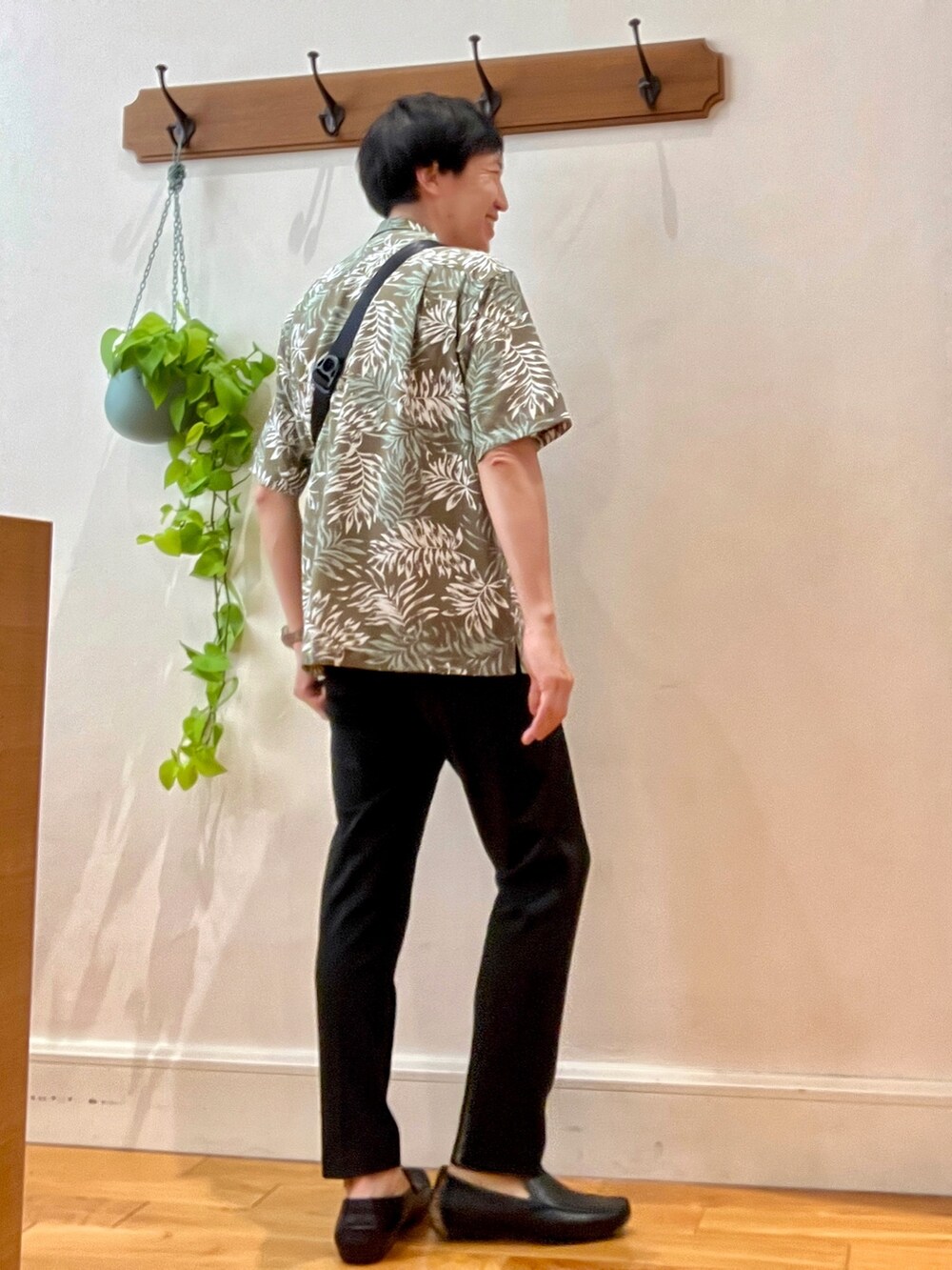 グリーン系のシャツ/ブラウス、ホワイト系のTシャツ/カットソー、ブラック系のショルダーバッグを着用したメンズの夏コーディネートの4枚目の写真