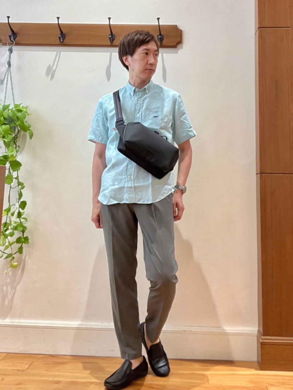 グリーン系のシャツ/ブラウス、ブラック系のショルダーバッグ、グレー系のその他パンツを着用したメンズの夏コーディネートの8枚目の写真