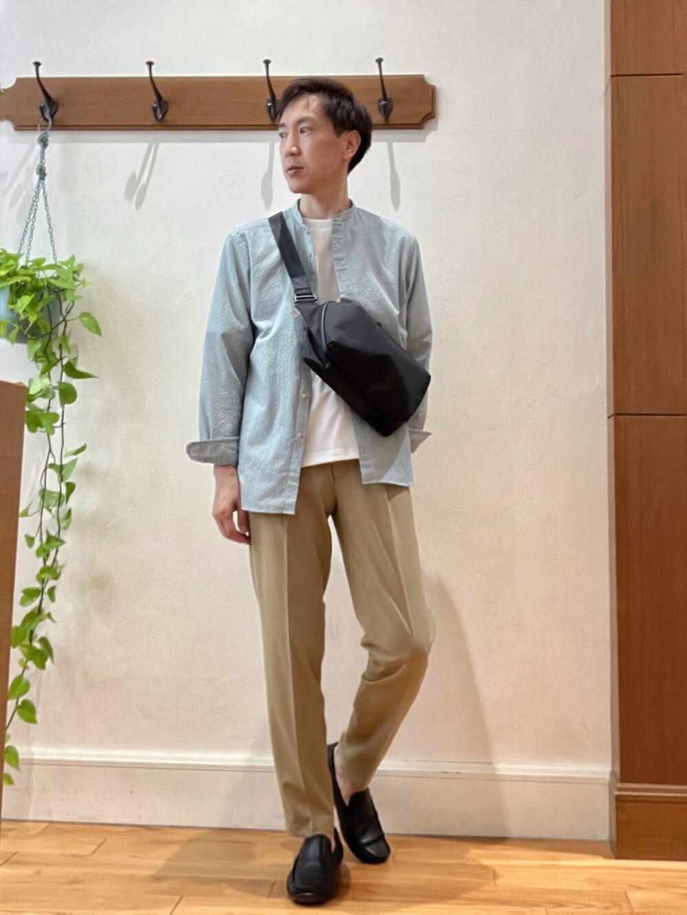 グリーン系のシャツ/ブラウス、ベージュ系のその他パンツ、ホワイト系のTシャツ/カットソーを着用したメンズの春コーディネートの6枚目の写真