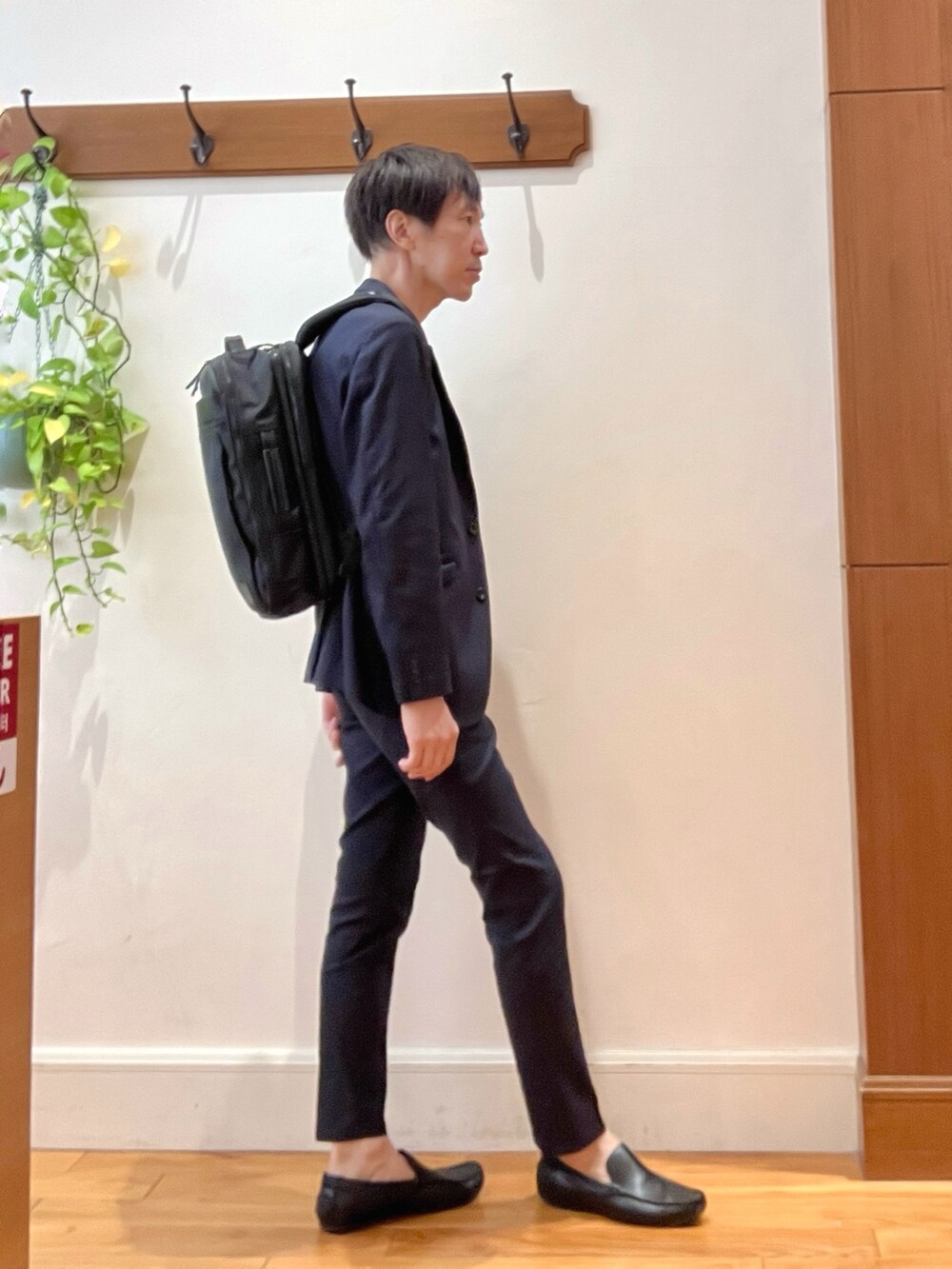 ブルー系のテーラードジャケット、ブルー系のその他パンツ、ホワイト系のTシャツ/カットソーを着用したメンズの秋コーディネートの6枚目の写真