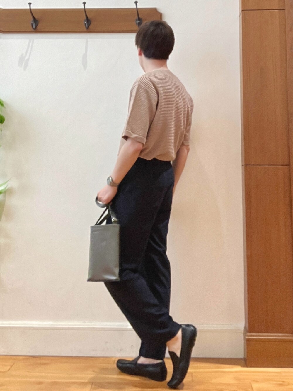 ベージュ系のニット/セーター、ブラック系のその他パンツ、グレー系のショルダーバッグを着用したメンズの春コーディネートの6枚目の写真