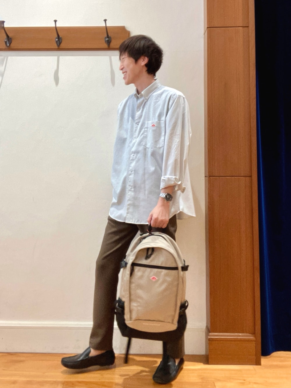 ホワイト系のシャツ/ブラウス、ベージュ系のバックパック/リュック、ブラウン系のその他パンツを着用したメンズの春コーディネートの2枚目の写真