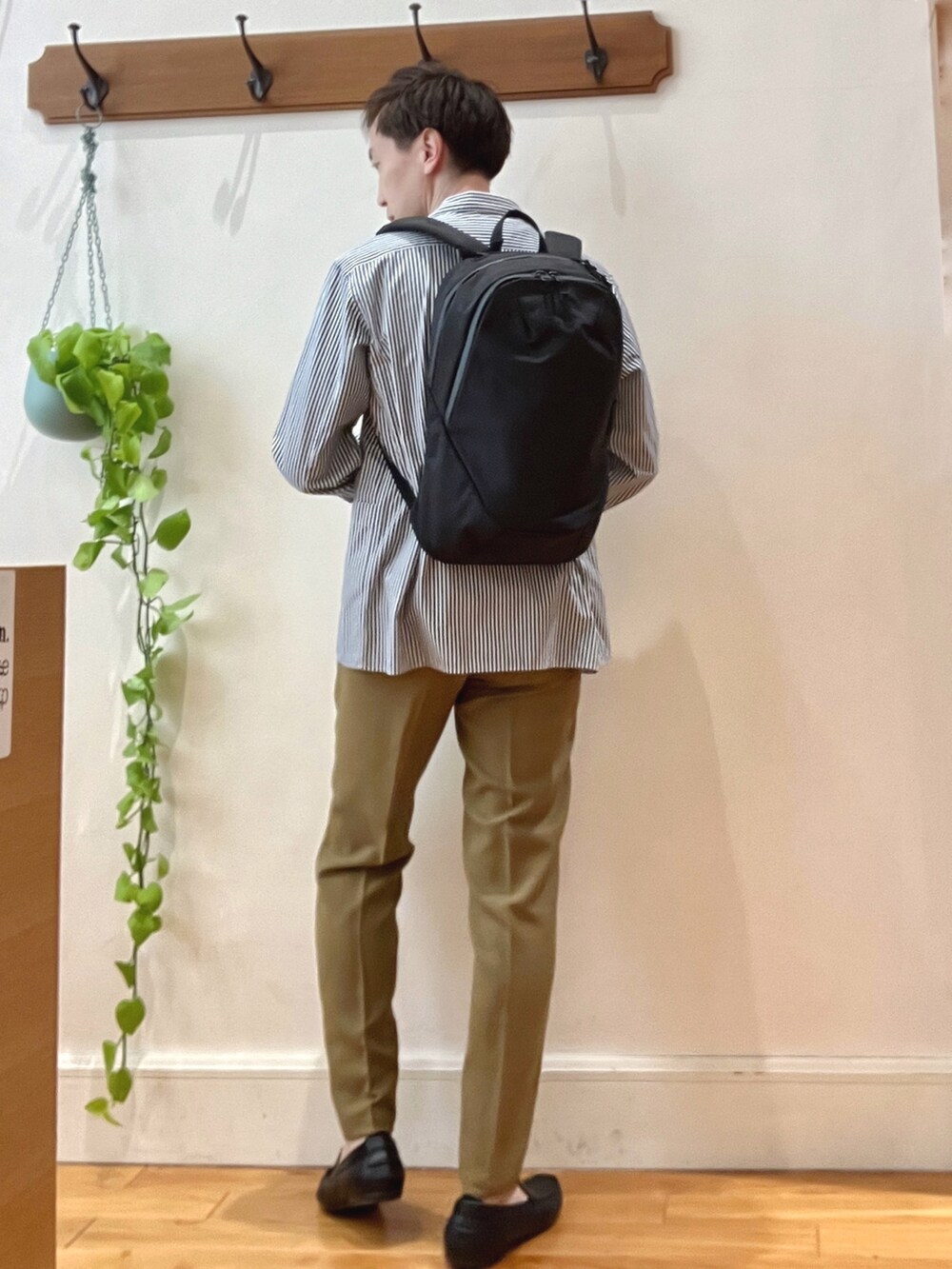 ブルー系のシャツ/ブラウス、ブルー系のTシャツ/カットソー、ベージュ系のその他パンツを着用したメンズの春コーディネートの5枚目の写真