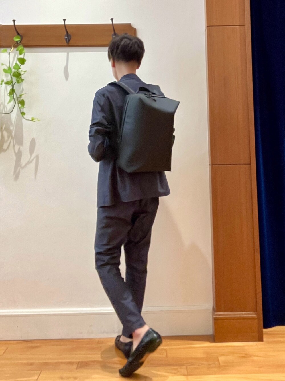 ブルー系のテーラードジャケット、ブルー系のTシャツ/カットソー、ブルー系のその他パンツを着用したメンズの秋コーディネートの5枚目の写真