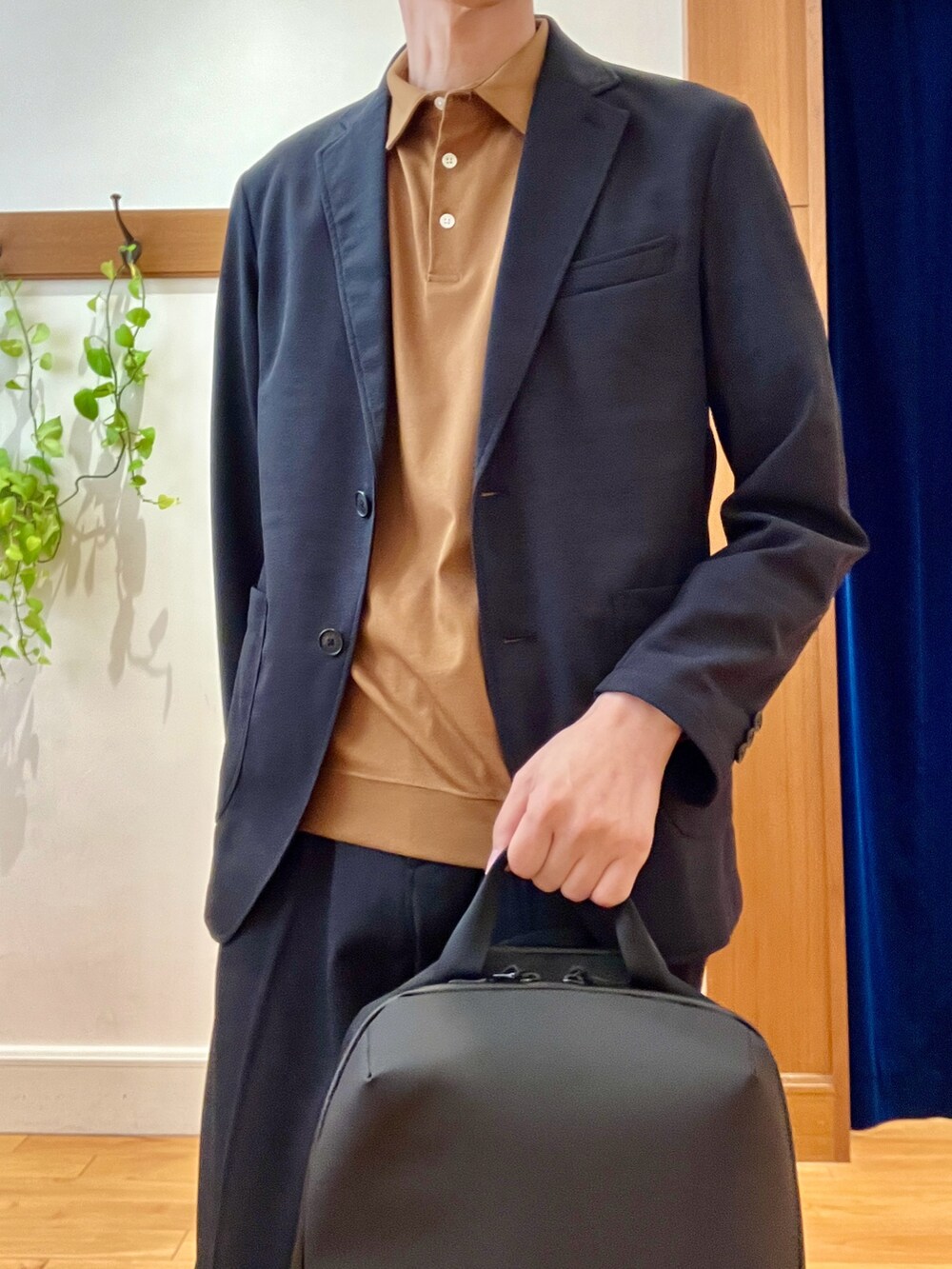 ブラック系のテーラードジャケット、ブラック系のその他パンツ、ブラック系のバックパック/リュックを着用したメンズの夏コーディネートの8枚目の写真