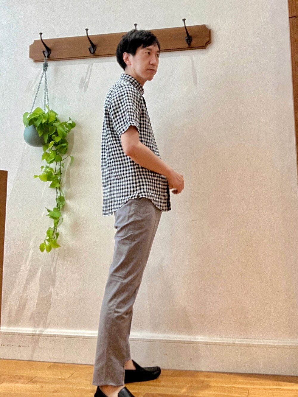 グレー系のその他パンツ、ブラック系のシャツ/ブラウスを着用したメンズの夏コーディネートの5枚目の写真