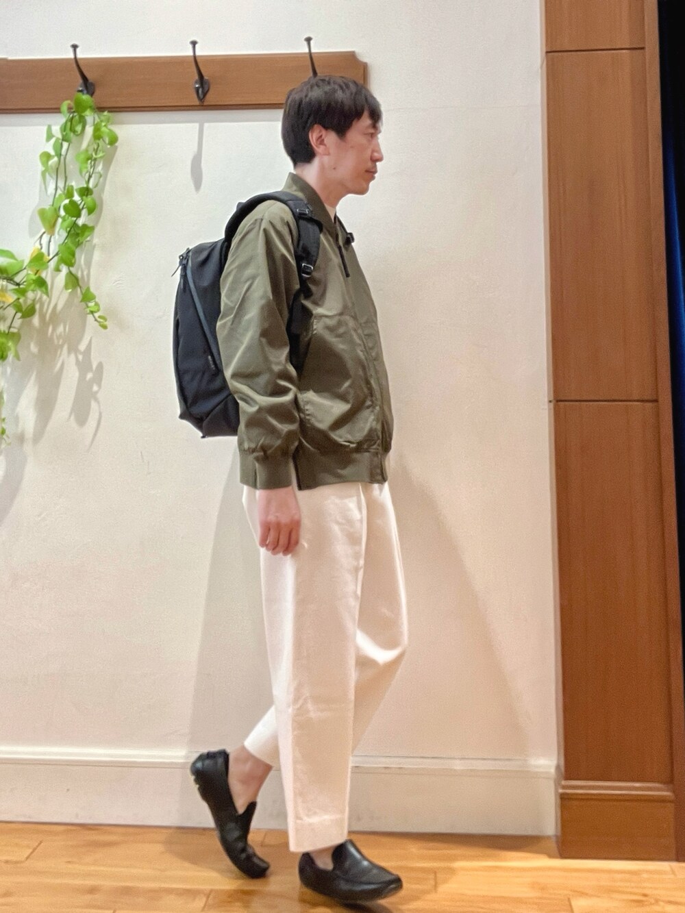 ブラック系のブルゾン、ホワイト系のデニムパンツ、ブラック系のバックパック/リュックを着用したメンズの冬コーディネートの3枚目の写真