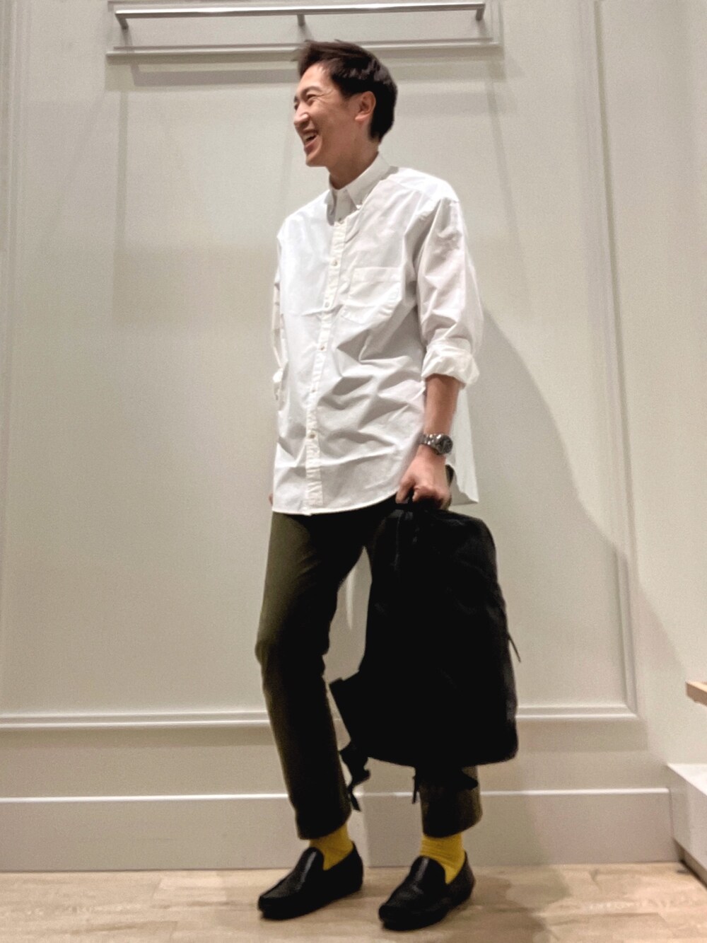 ホワイト系のシャツ/ブラウス、ブラック系のバックパック/リュックを着用したメンズの冬コーディネートの2枚目の写真