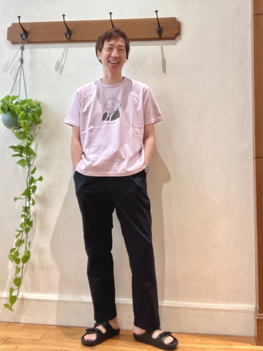 ブルー系のその他パンツ、ブラック系のサンダル、ベージュ系のショルダーバッグを着用したメンズの春コーディネートの7枚目の写真