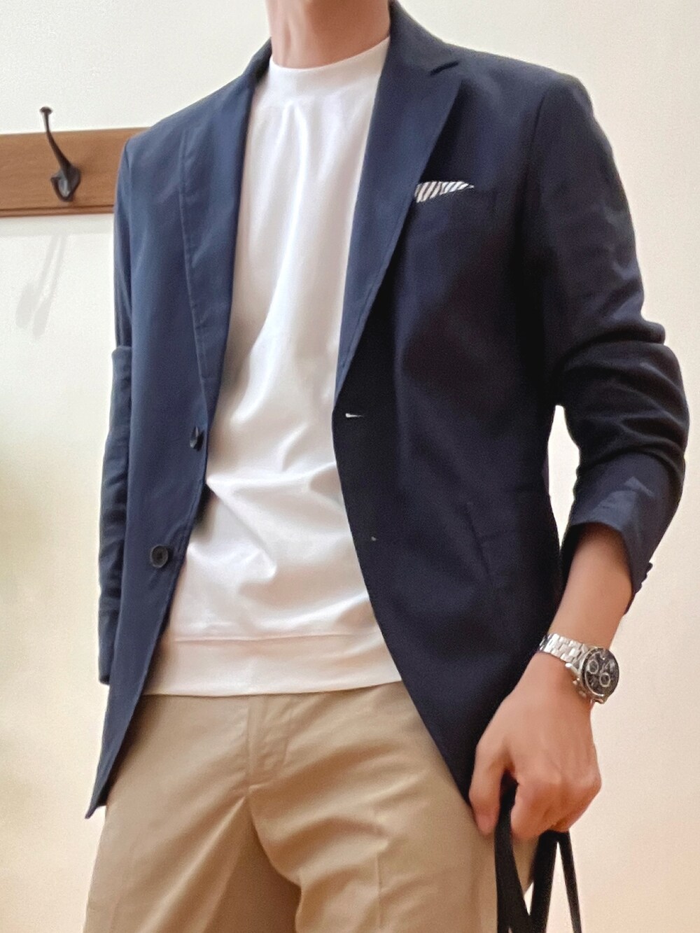 ブルー系のテーラードジャケット、ホワイト系のTシャツ/カットソー、ベージュ系のその他パンツを着用したメンズの夏コーディネートの6枚目の写真