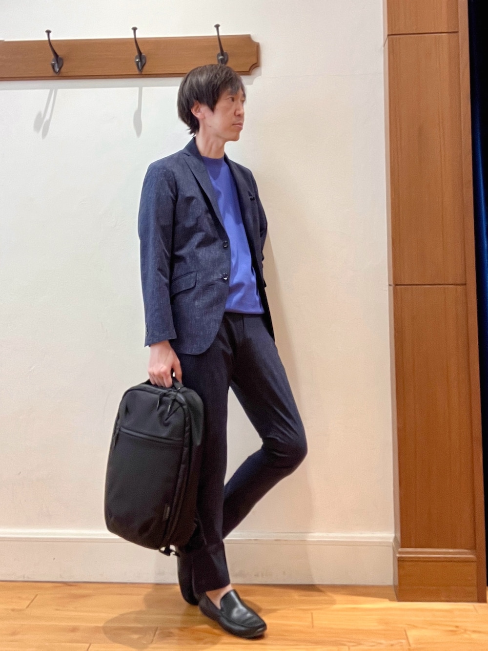 ブルー系のテーラードジャケット、ブルー系のTシャツ/カットソー、ブルー系のその他パンツを着用したメンズの春コーディネートの9枚目の写真