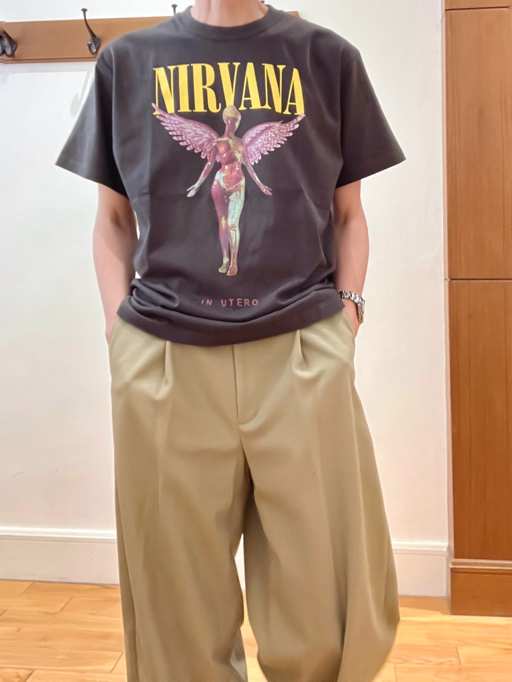 グレー系のTシャツ/カットソー、ブラック系のモカシン/デッキシューズ、ブラック系のサングラスを着用したメンズの春コーディネートの9枚目の写真