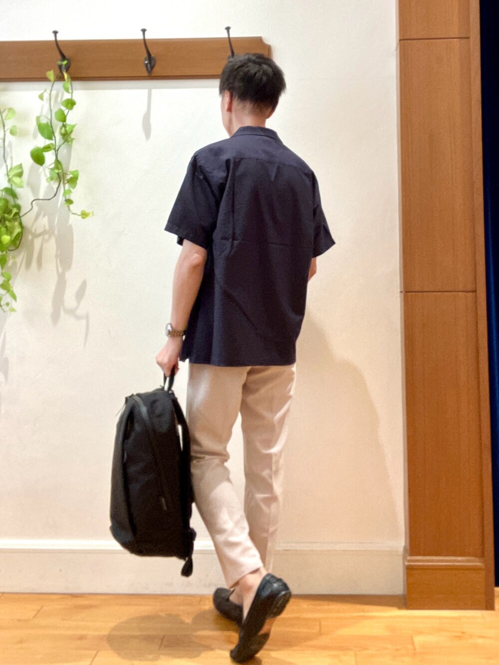 ホワイト系のTシャツ/カットソー、ブルー系のシャツ/ブラウス、ブラック系のバックパック/リュックを着用したメンズの夏コーディネートの4枚目の写真