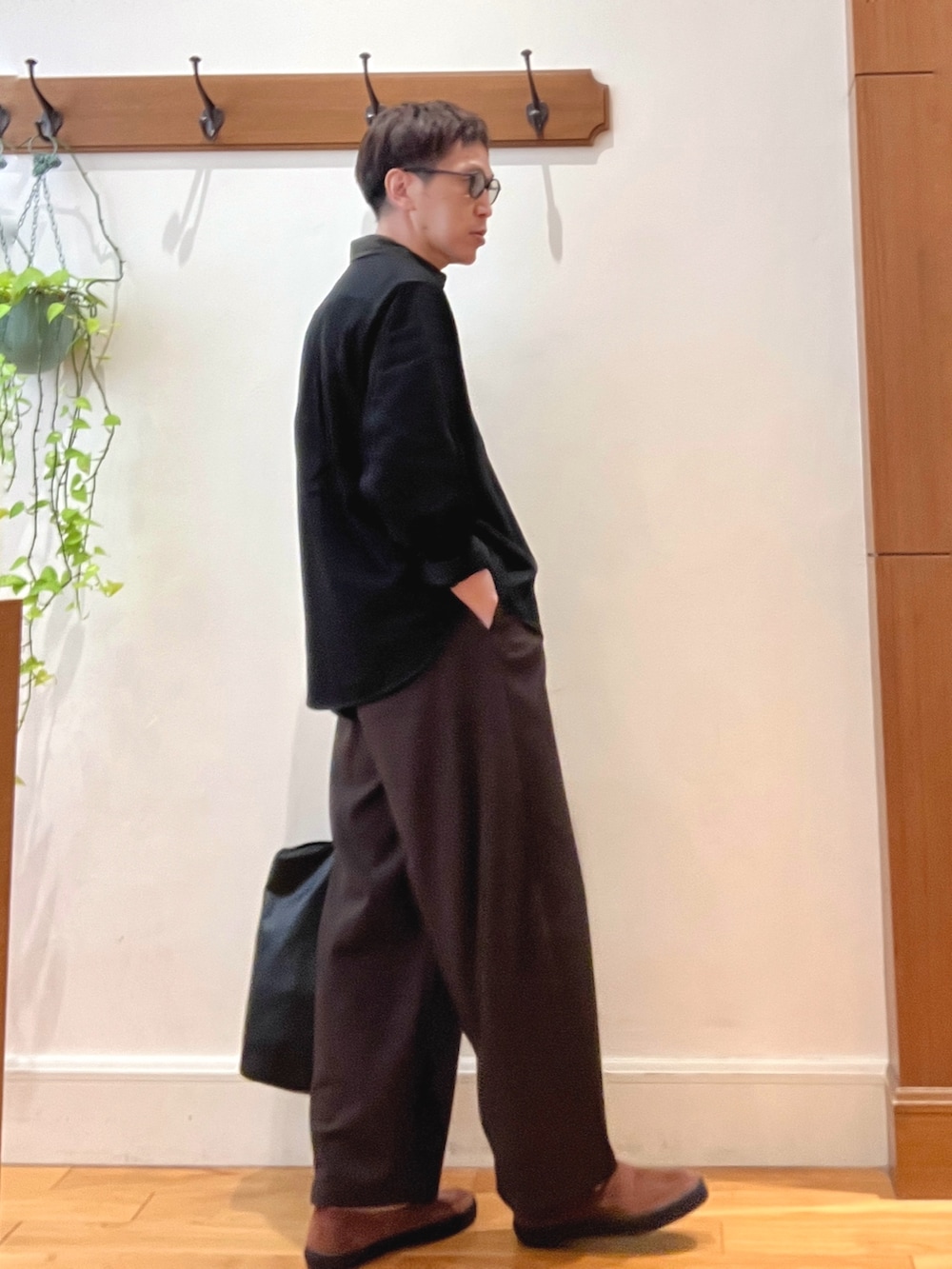 ブラック系のシャツ/ブラウス、ブラウン系のスニーカー、ブラック系のトートバッグを着用したメンズの秋コーディネートの5枚目の写真