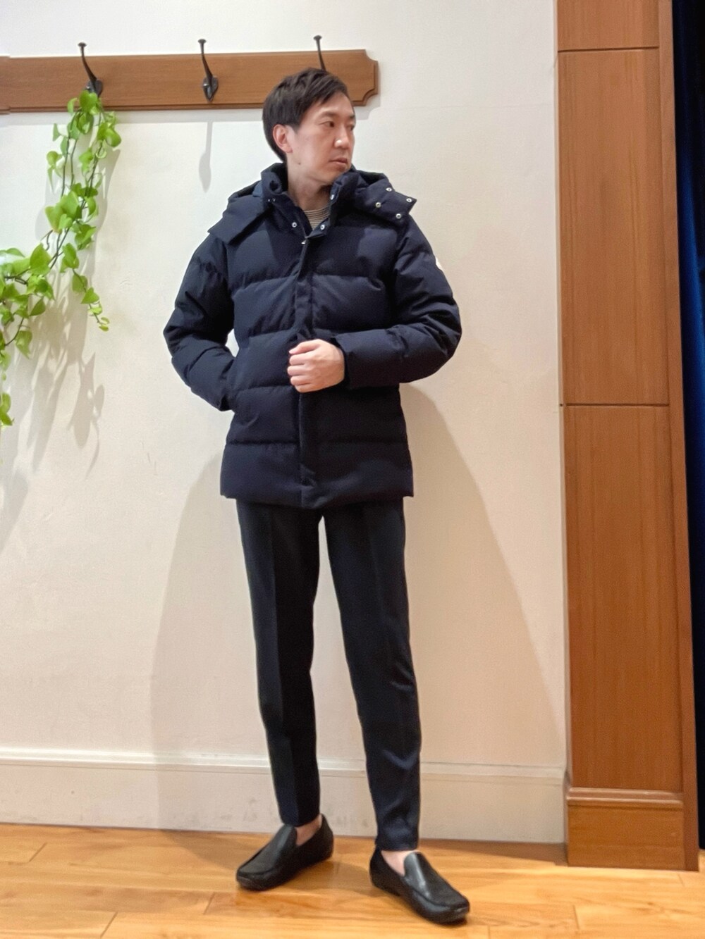 ブルー系のダウンジャケット/コート、ブルー系のテーラードジャケット、ホワイト系のTシャツ/カットソーを着用したメンズの冬コーディネートの6枚目の写真