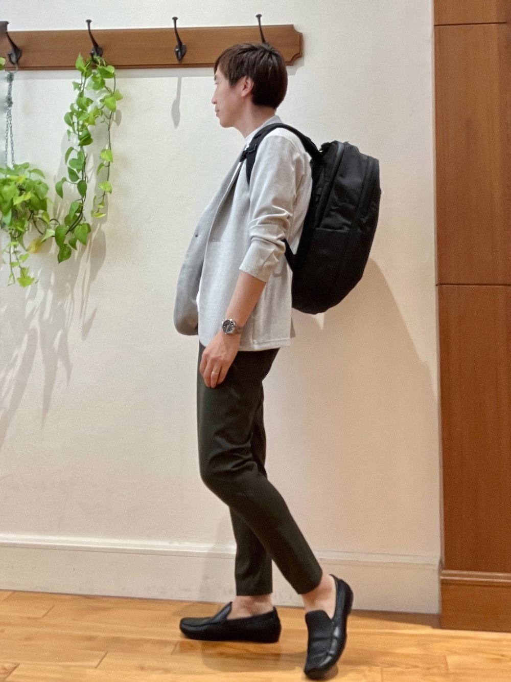 グレー系のテーラードジャケット、ホワイト系のTシャツ/カットソー、グリーン系のその他パンツを着用したメンズの秋コーディネートの5枚目の写真