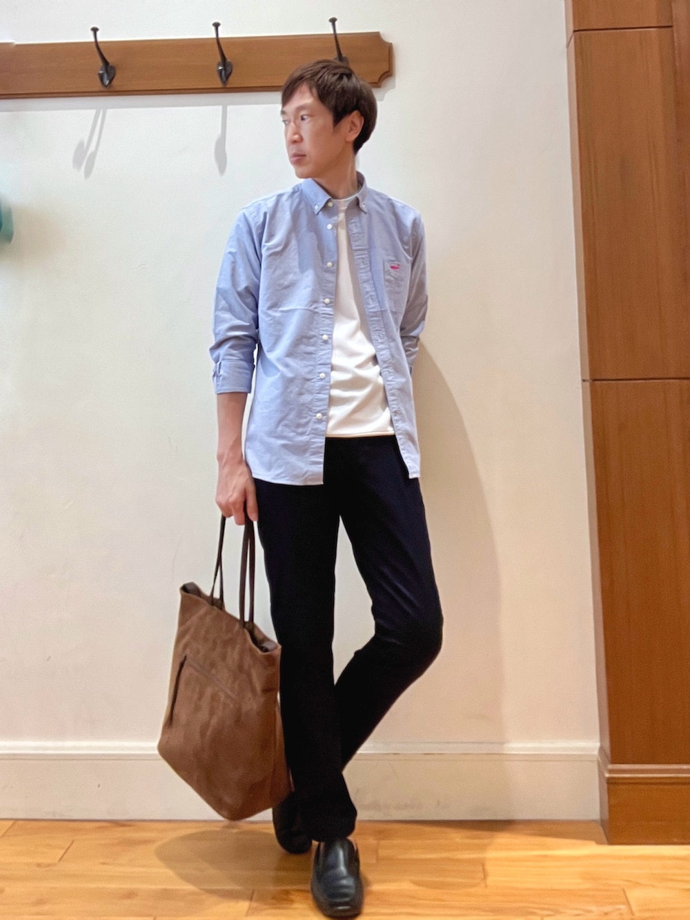 ブルー系のシャツ/ブラウス、ブルー系のチノパンツ、ホワイト系のTシャツ/カットソーを着用したメンズの夏コーディネートの4枚目の写真