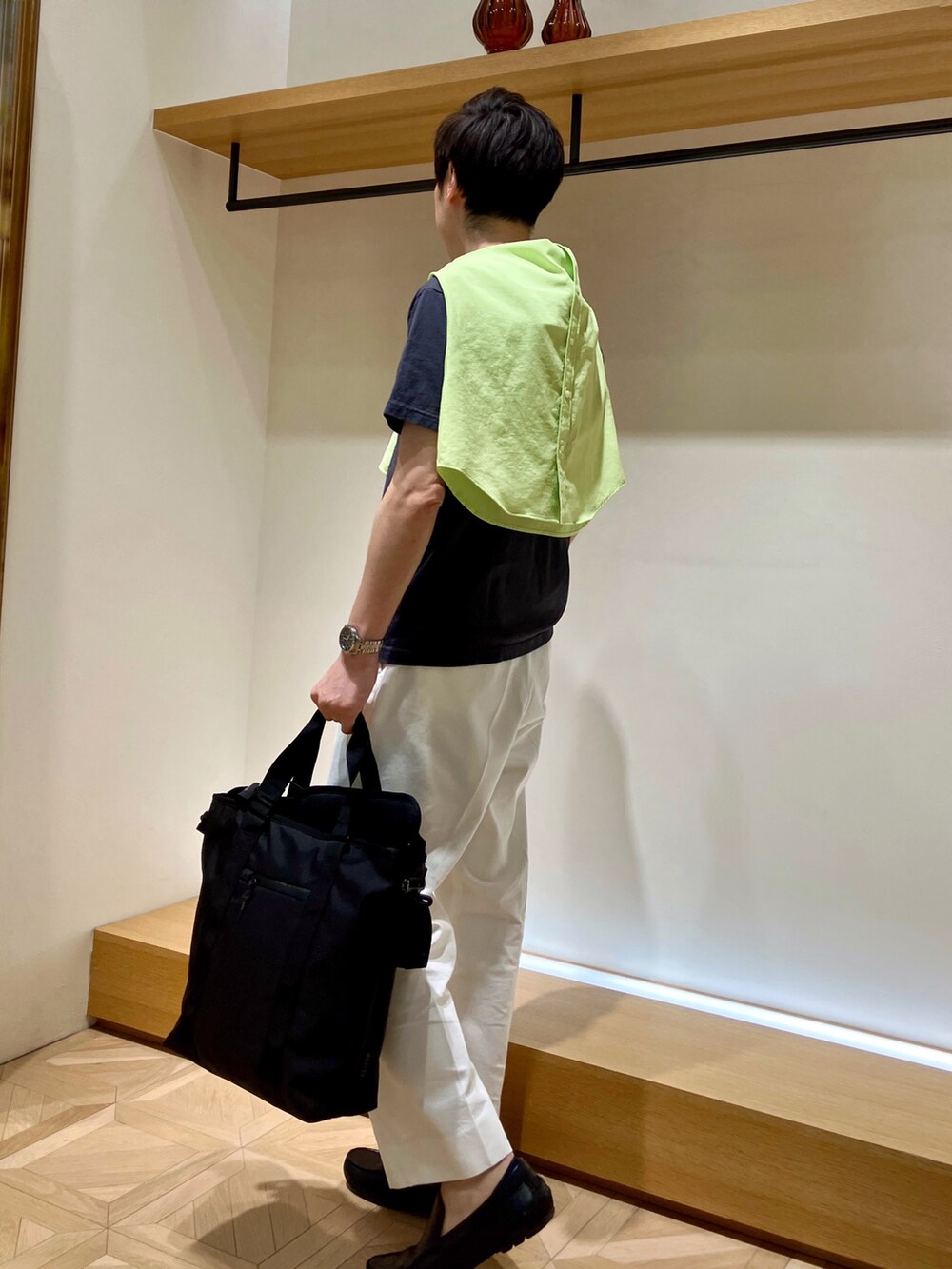 イエロー系のシャツ/ブラウス、グレー系のTシャツ/カットソー、ホワイト系のデニムパンツを着用したメンズの春コーディネートの3枚目の写真