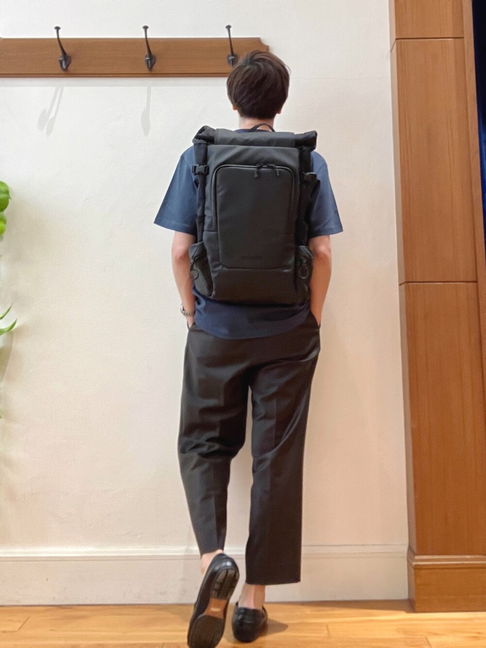 ブルー系のTシャツ/カットソー、ブラック系のバックパック/リュックを着用したメンズの春コーディネートの4枚目の写真