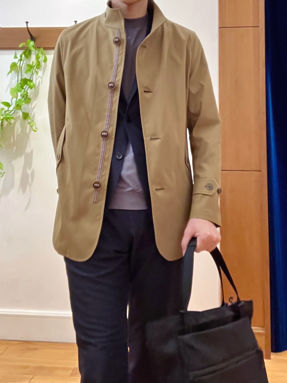 ベージュ系のブルゾン、ブルー系のテーラードジャケット、グレー系のTシャツ/カットソーを着用したメンズの春コーディネートの9枚目の写真