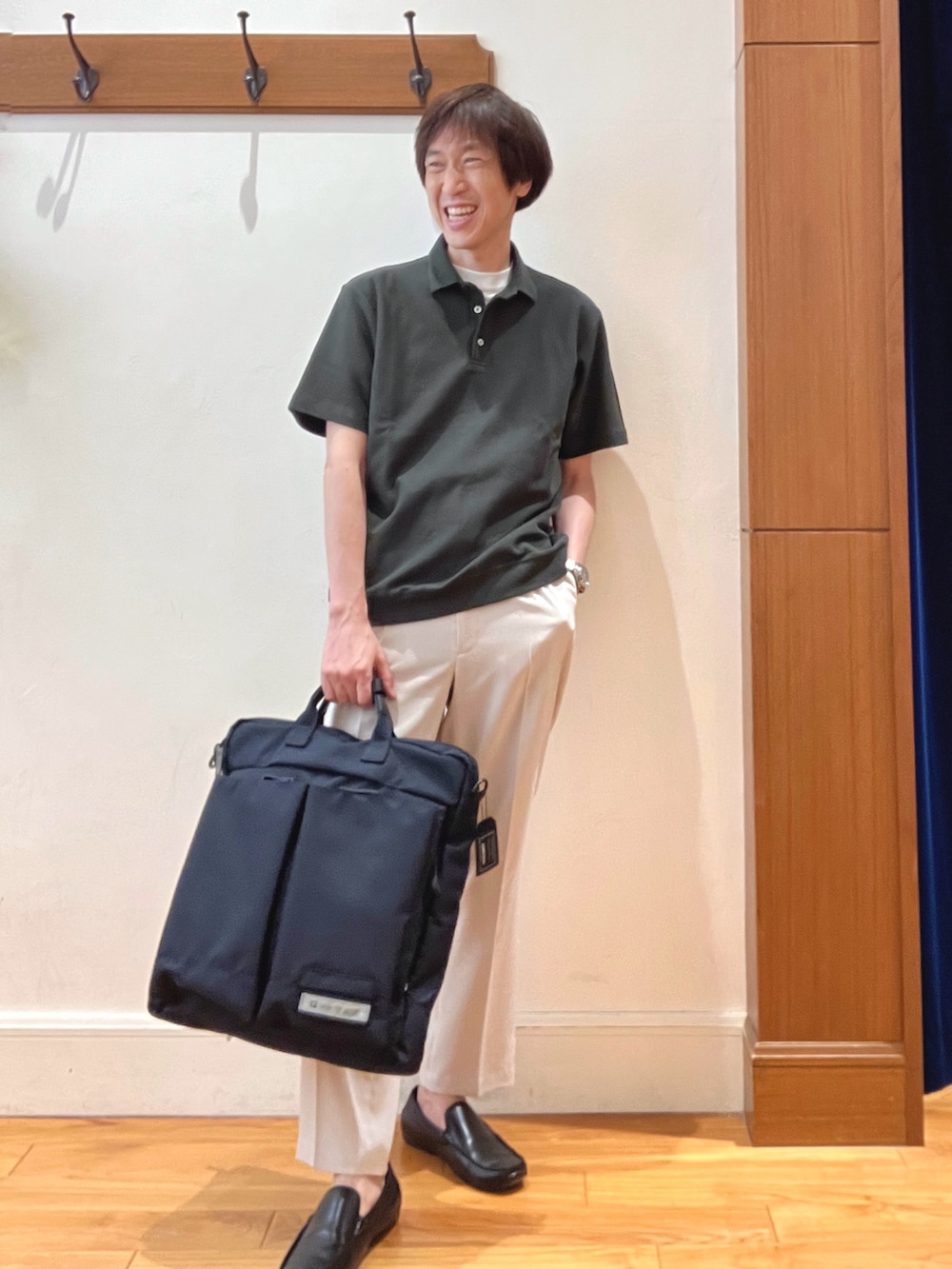 ホワイト系のTシャツ/カットソー、グリーン系のポロシャツ、ホワイト系のその他パンツを着用したメンズの夏コーディネートの7枚目の写真