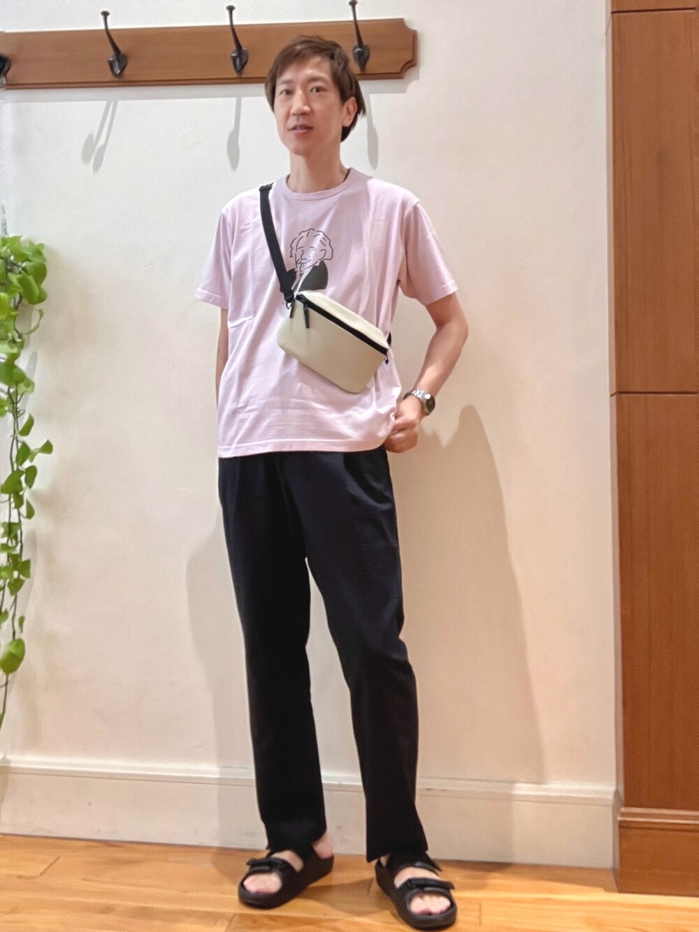 ブルー系のその他パンツ、ブラック系のサンダル、ベージュ系のショルダーバッグを着用したメンズの春コーディネートの2枚目の写真