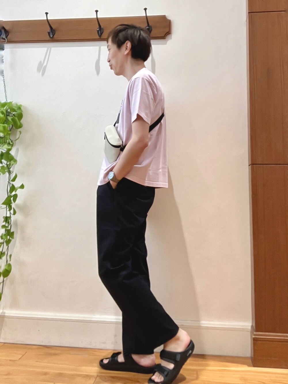 ブルー系のその他パンツ、ブラック系のサンダル、ベージュ系のショルダーバッグを着用したメンズの春コーディネートの4枚目の写真