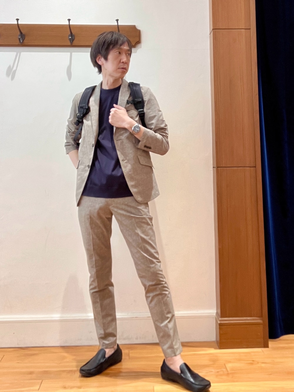 ベージュ系のその他パンツ、ブラック系のバックパック/リュック、ブルー系のTシャツ/カットソーを着用したメンズの春コーディネートの2枚目の写真