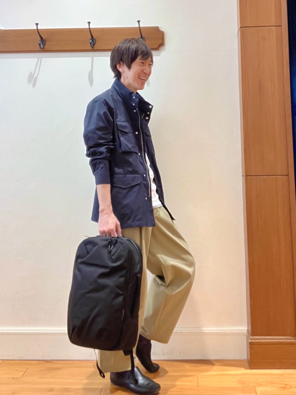 ブルー系のブルゾン、ホワイト系のTシャツ/カットソー、ブラック系のバックパック/リュックを着用したメンズの春コーディネートの6枚目の写真