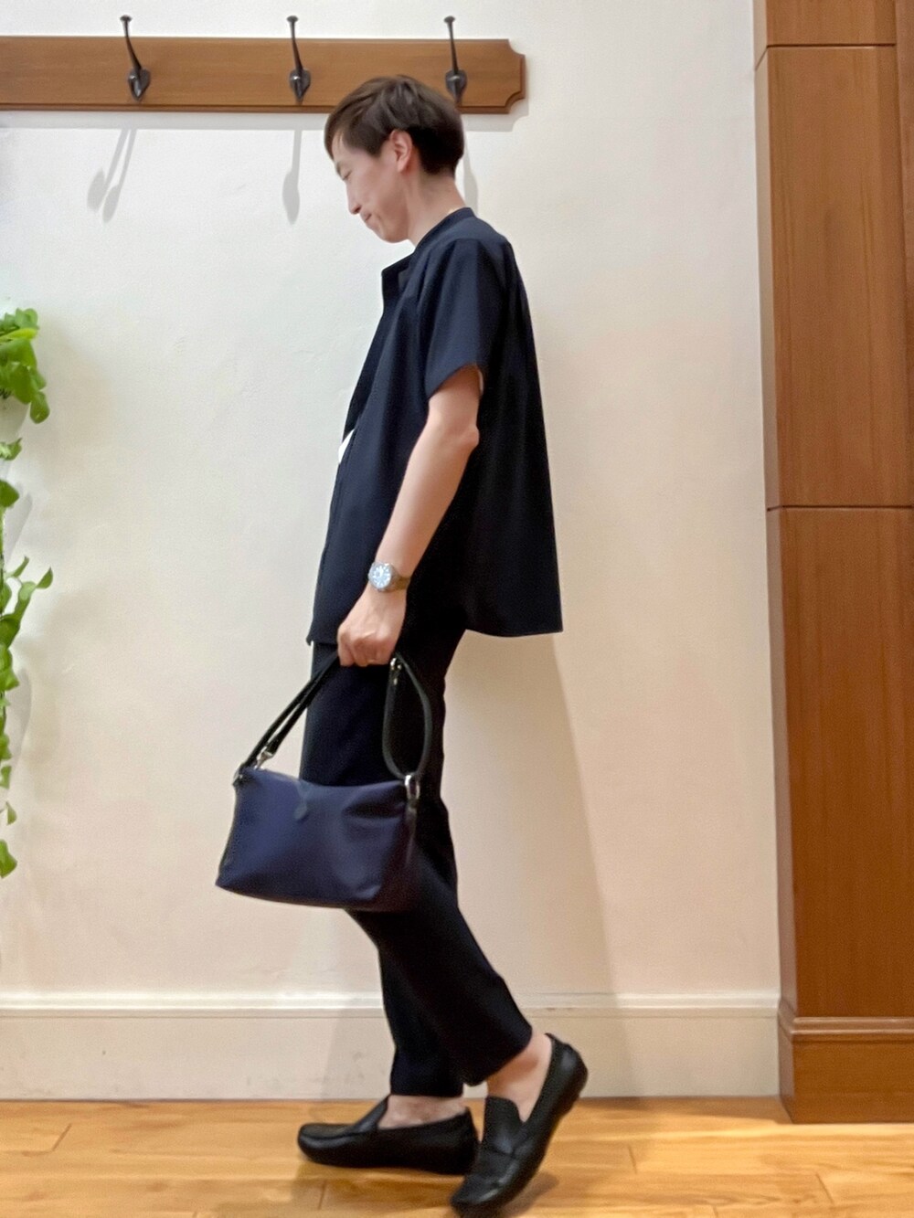 ブルー系のシャツ/ブラウス、ホワイト系のTシャツ/カットソー、ブルー系のショルダーバッグを着用したメンズの夏コーディネートの4枚目の写真