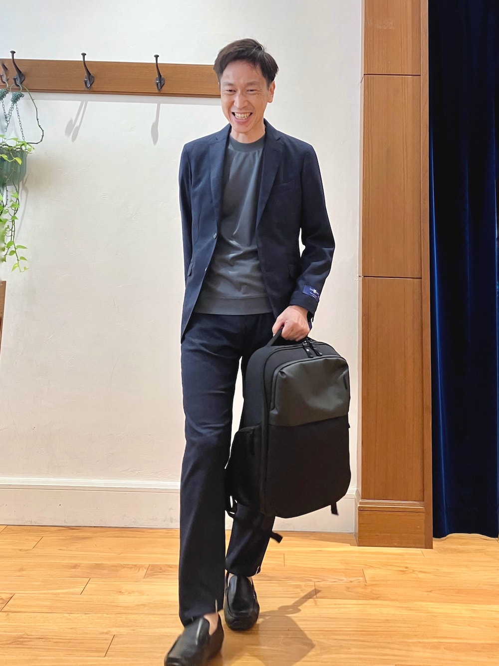 ブルー系のテーラードジャケット、グレー系のTシャツ/カットソー、ブルー系のその他パンツを着用したメンズの秋コーディネートの9枚目の写真